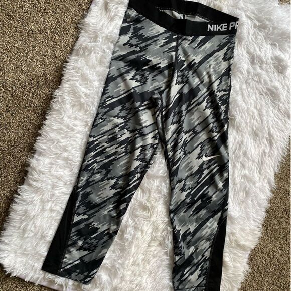 Nike Pro Dri Fit Crop Leggings Women’s Size Small Black Gray - Picture 1 of 6